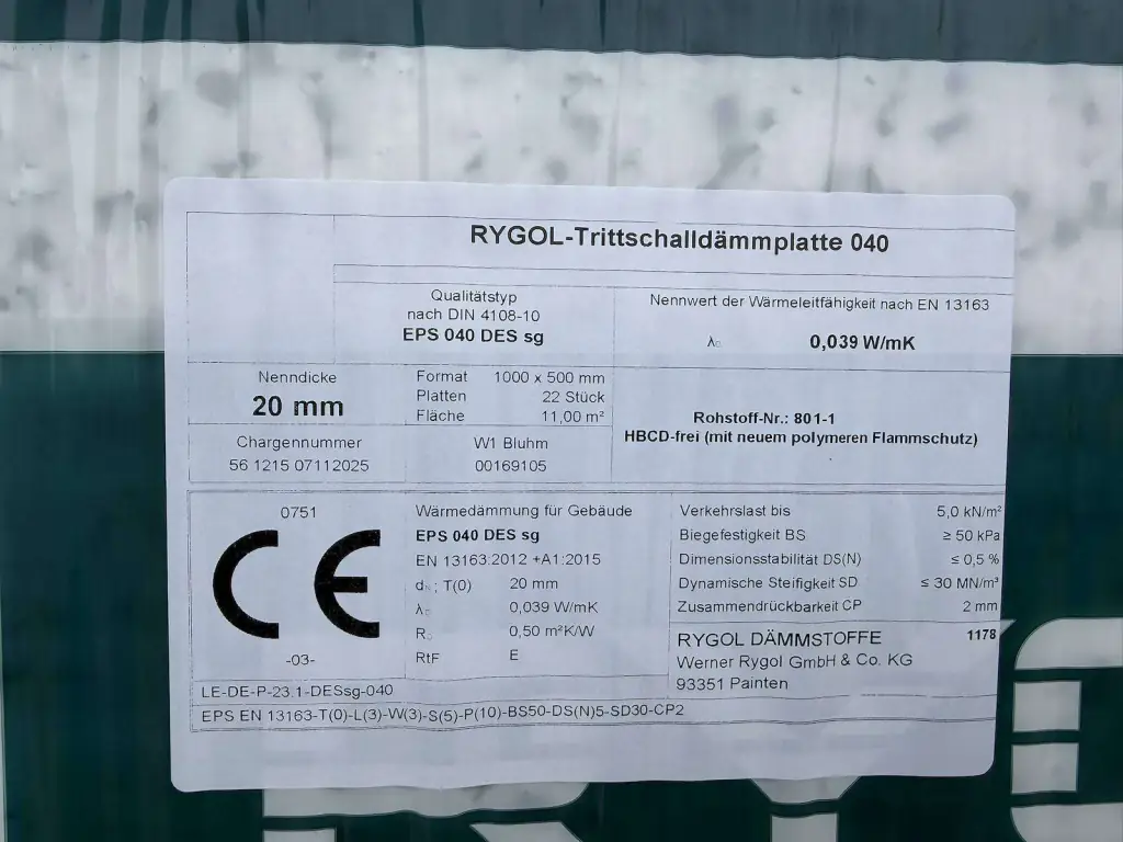 Etikett der Trittschalldämmplatte mit Material und Stärke